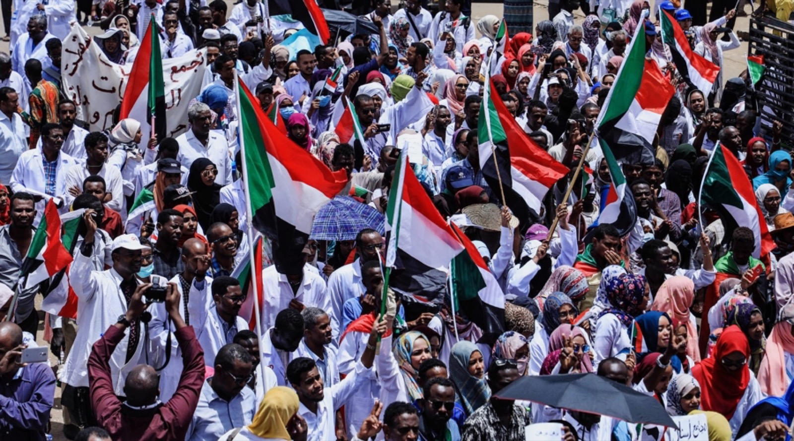 السودان بين يوم الانقلاب ويوم السقوط
