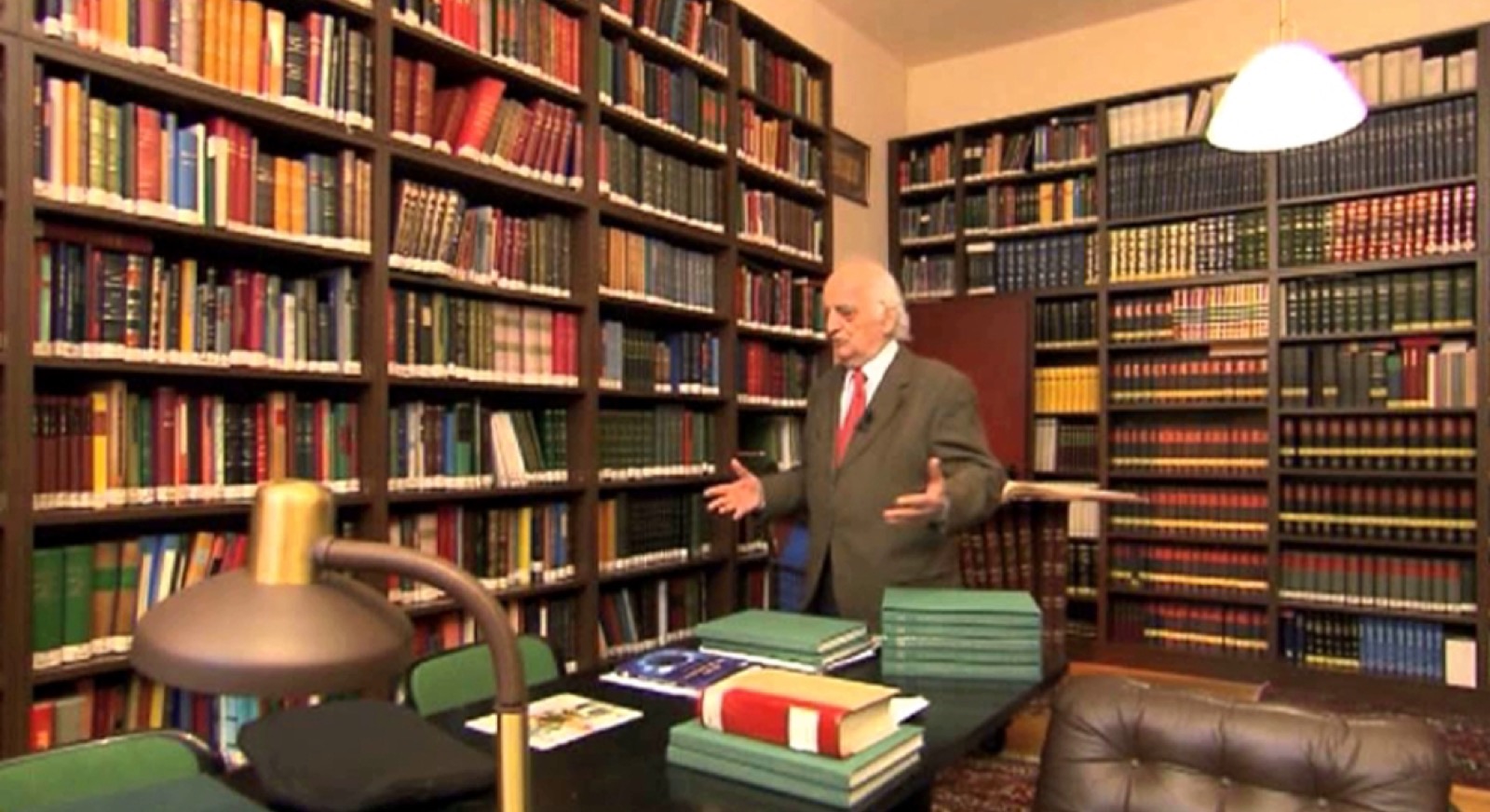 فؤاد سيزجين في خدمة العلم من المهد إلى اللحد