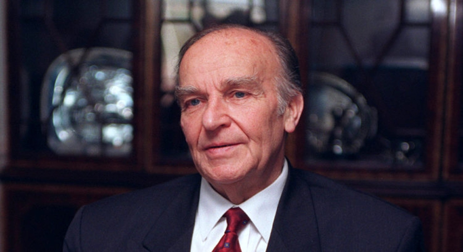 أسماء – علي عزت بيجوفيتش عملاق في مسار التاريخ